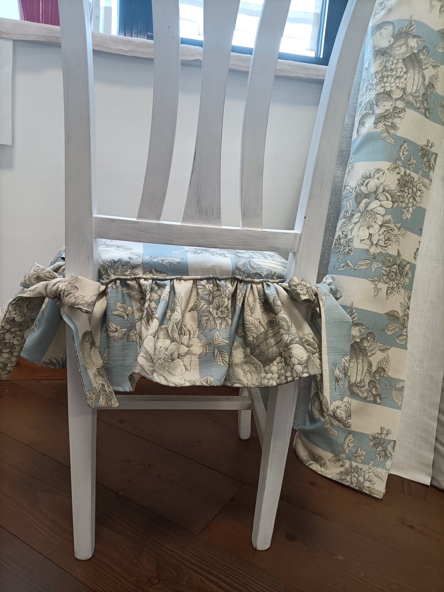 Cuscino per sedia con una balza SIMONETTA