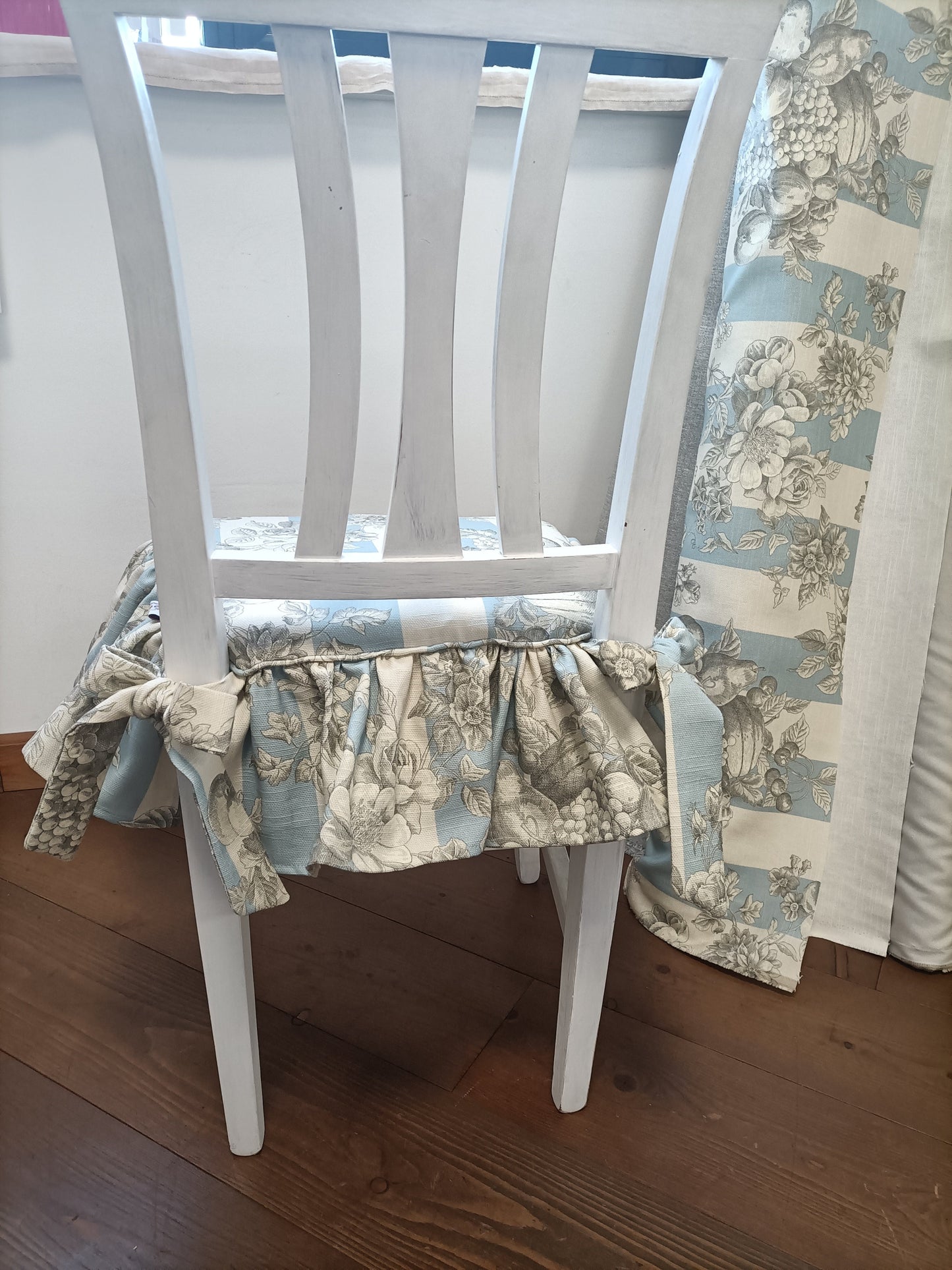 Cuscino per sedia con una balza SIMONETTA