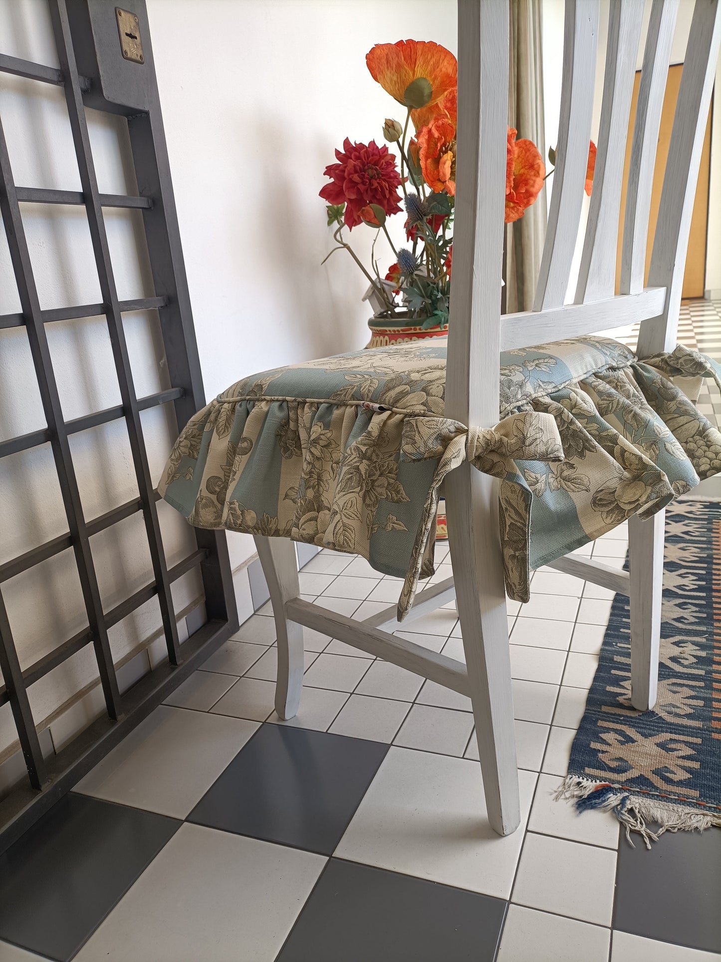 Cuscino per sedia con una balza SIMONETTA