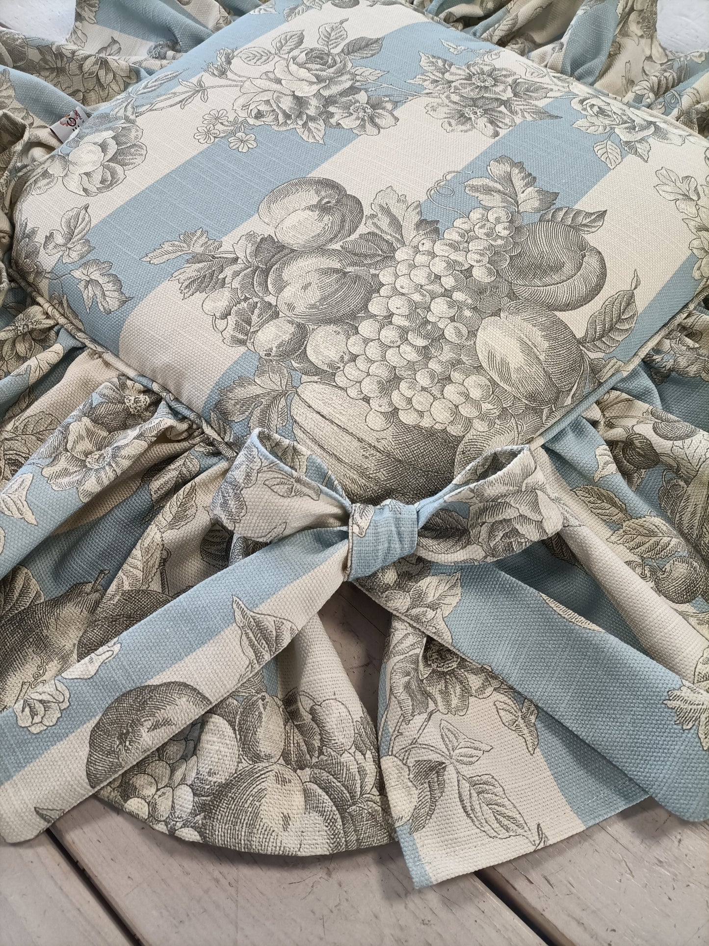 Cuscino per sedia con una balza SIMONETTA