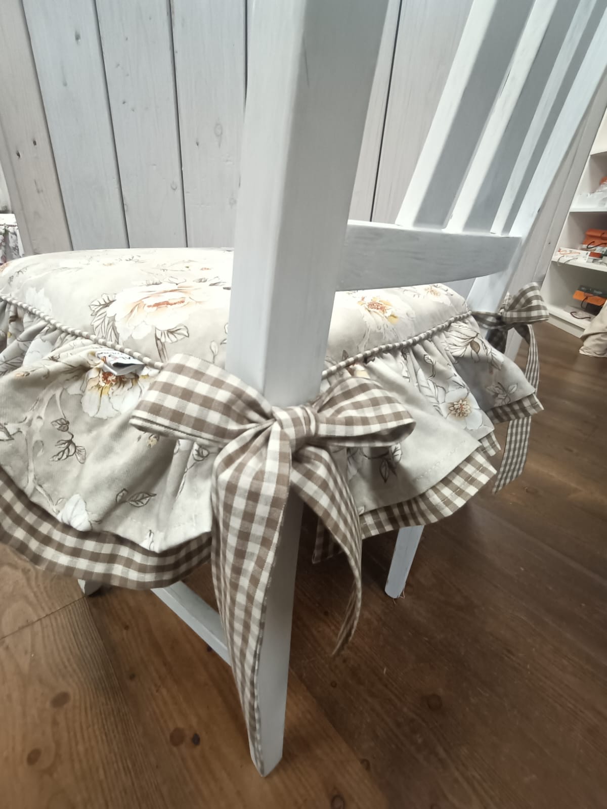 Cuscino per sedia sagomato con doppia balza VITTORIA