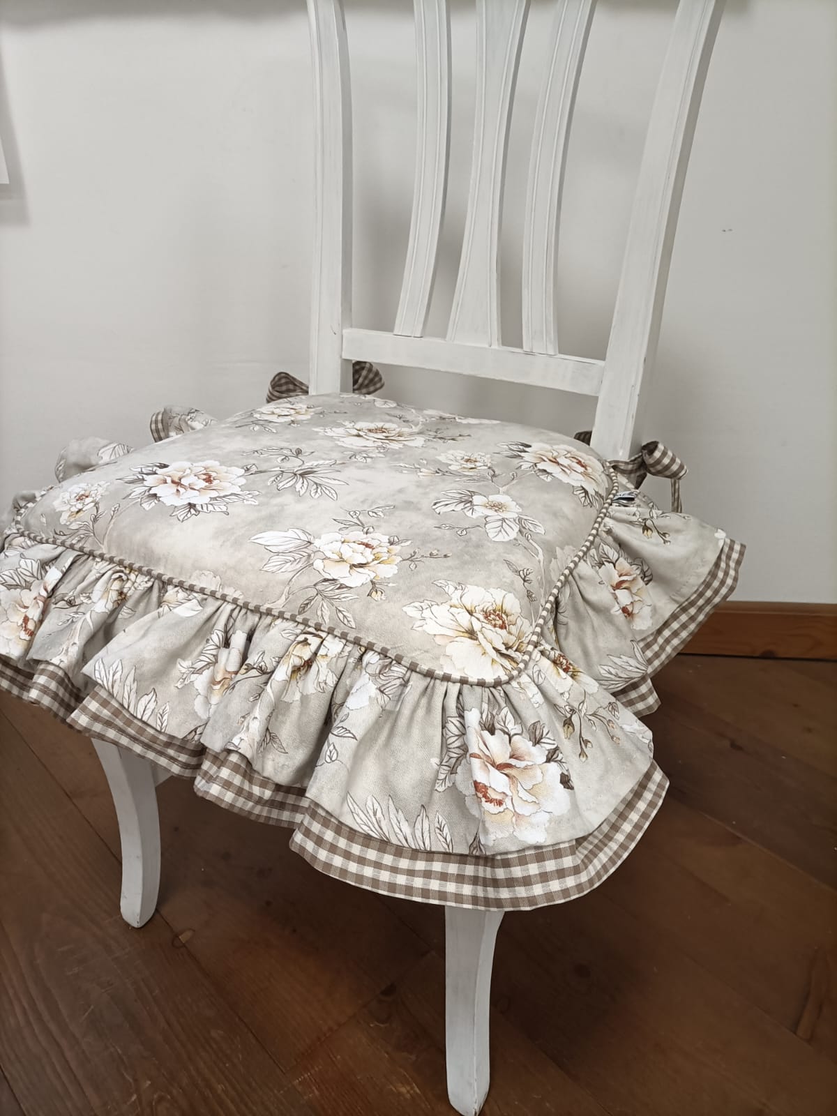 Cuscino per sedia sagomato con doppia balza VITTORIA